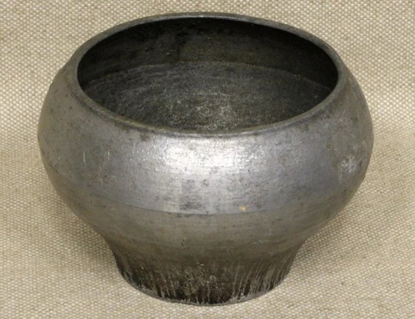 Старинный чугунный горшок