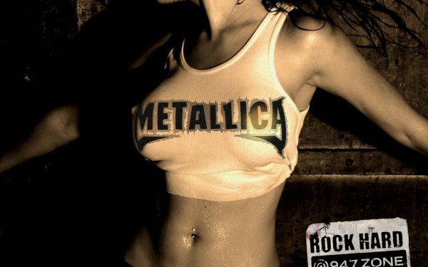 Девушка подняла майку