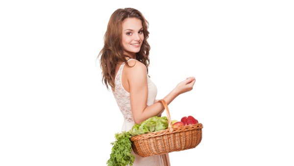 Девушка с корзиной в руках