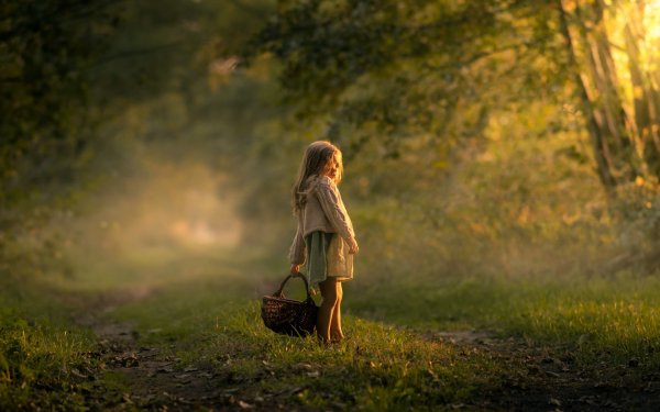 Девочка в лесу с корзиной