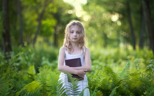 Девочки подростки на природе