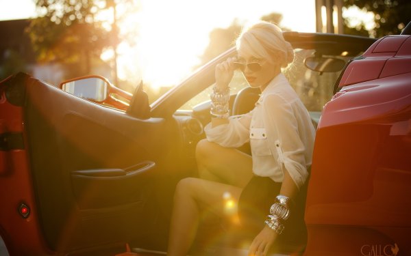 Блондинка в кабриолете