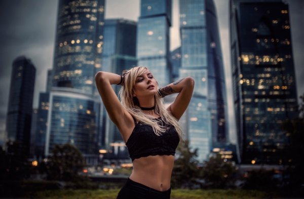 Девушка на фоне Москвы