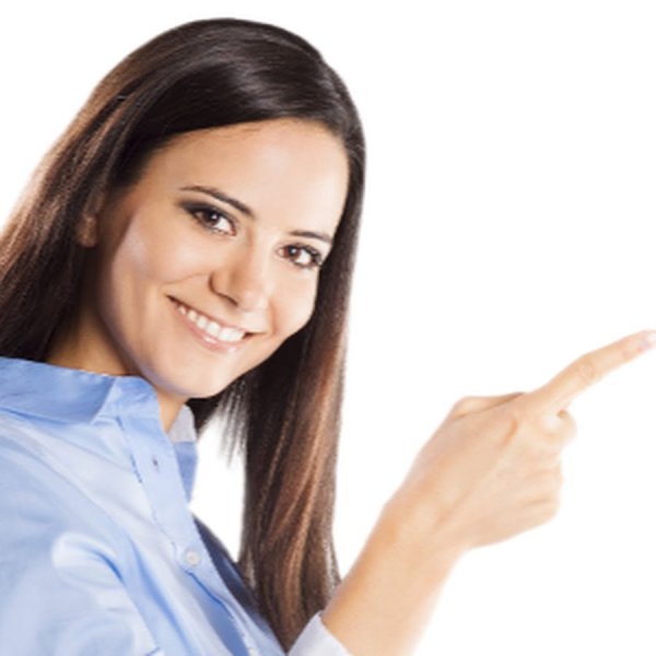 Женщина показывает пальцем