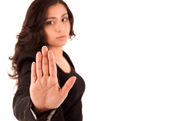 Девушка со скрещенными руками