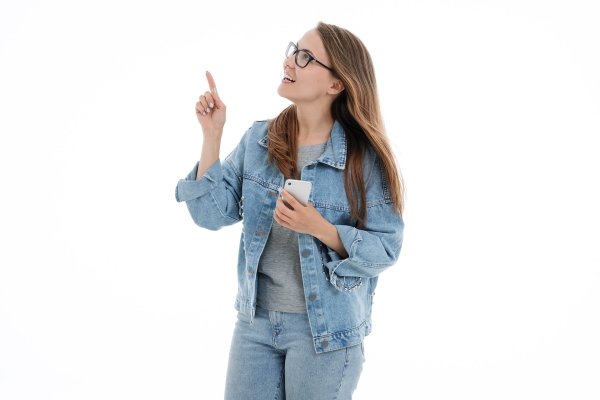 Девушка на белом фоне показывает