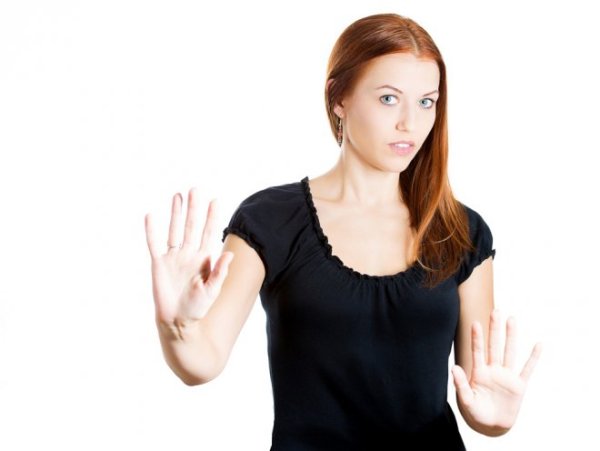 Человек показывает нет