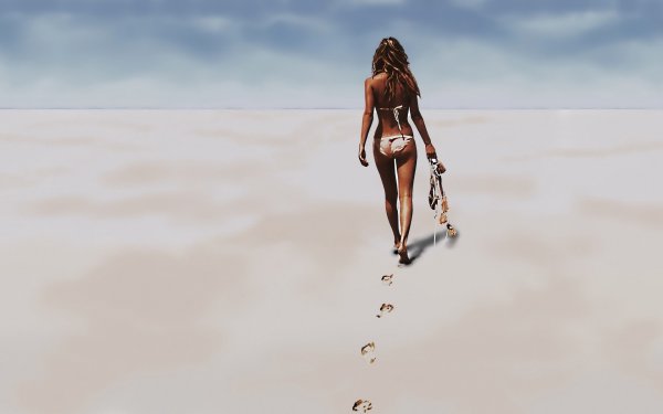 Девушка идет по песку