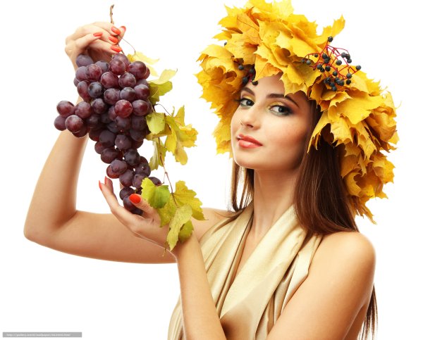 Девушка в венке из листьев