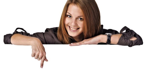 Девушка показывает вниз