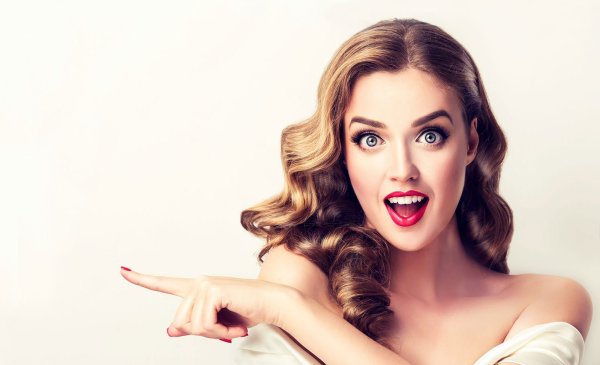 Красивая удивленная девушка