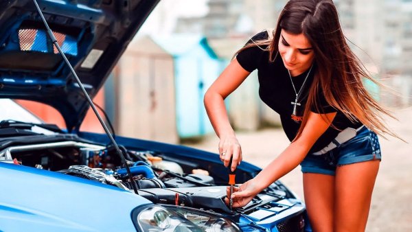 Девушка ремонтирует автомобиль