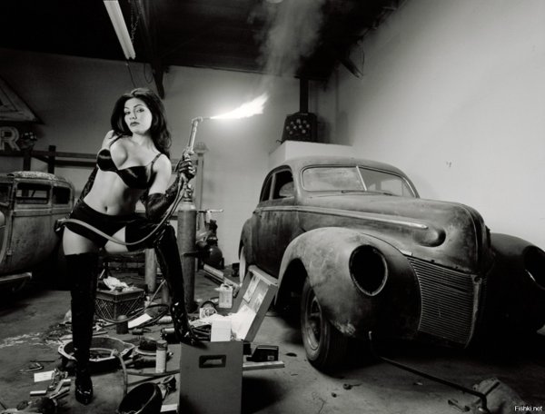 Девушка в гараже
