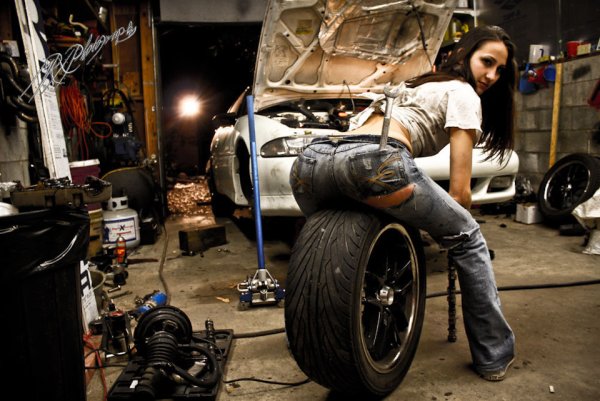 Девушка чинит автомобиль