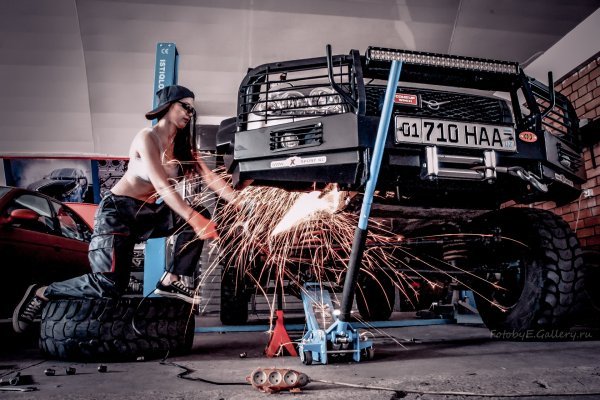 Девушка в автомастерской