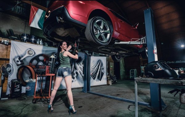 Девушка в автосервисе