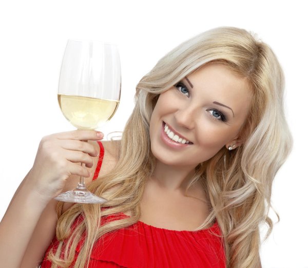 Девушка с бокалом вина