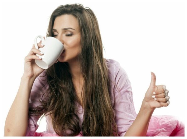 Девушка пьет кофе