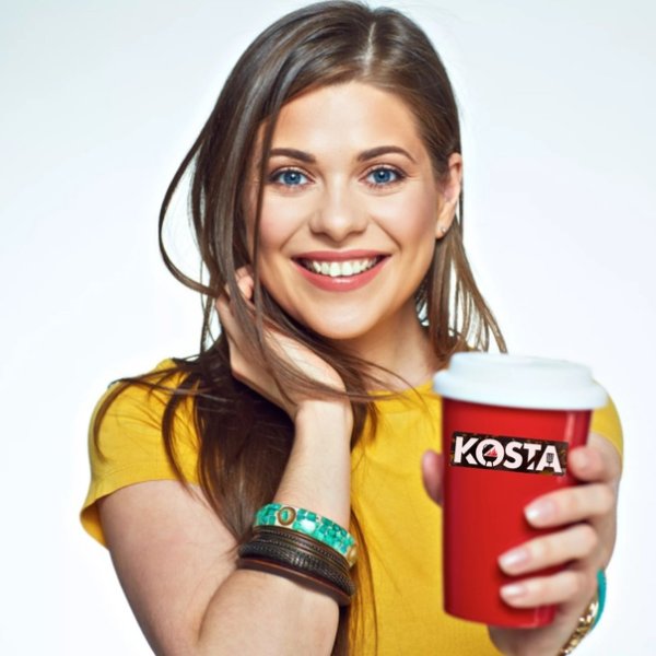 Девушка со стаканчиком кофе