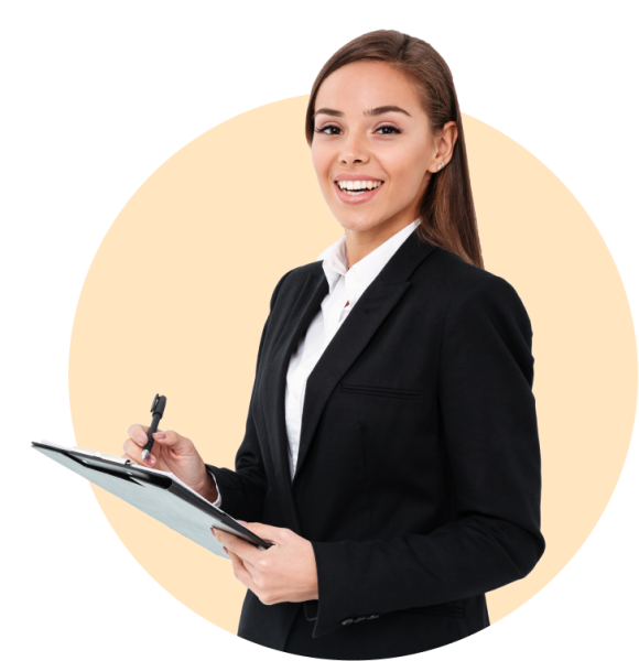 Улыбающаяся деловая женщина, держащая доску