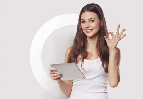 Девушка с планшетом в руках