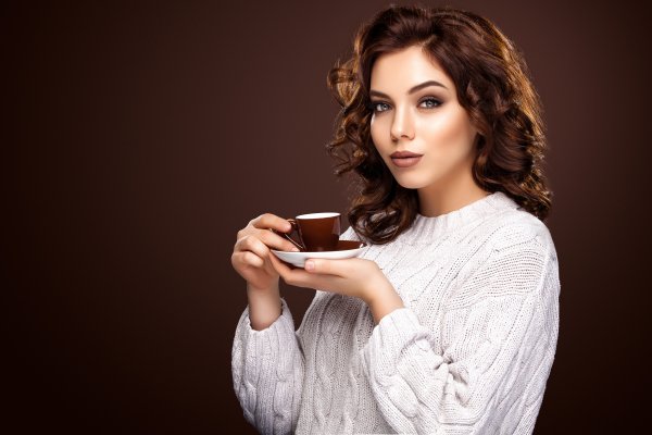 Девушка с чашкой кофе