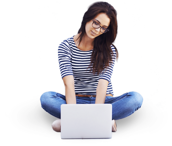 Девушка за ноутбуком