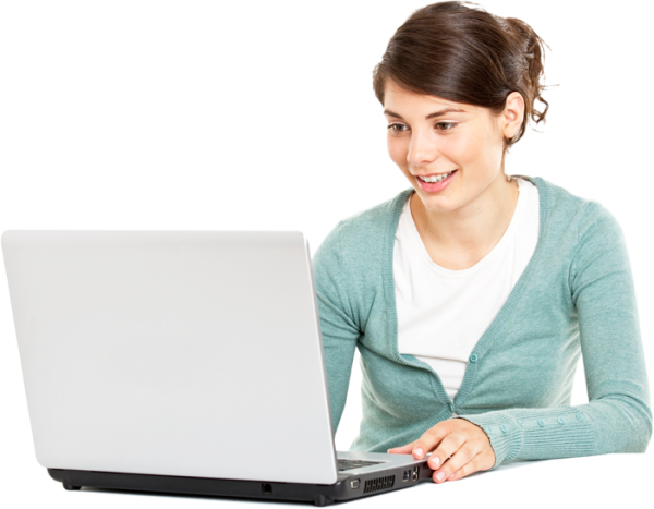 За компьютером на белом фоне