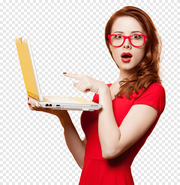 Удивленная девушка с ноутбуком