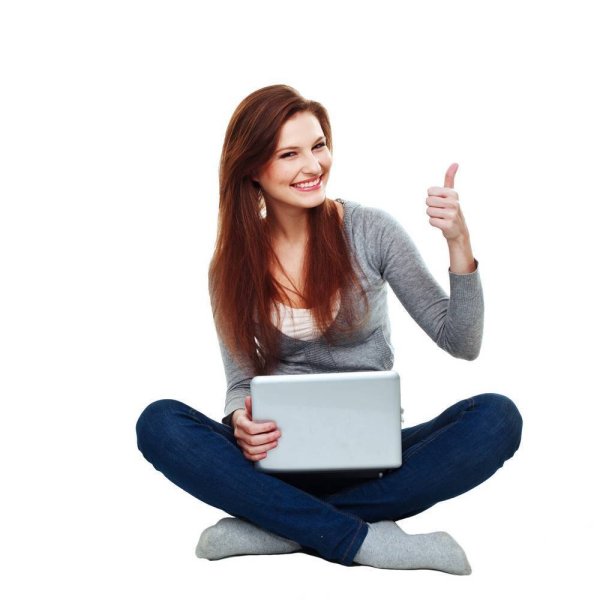 Девушка за ноутбуком