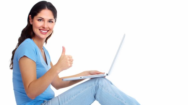 Человек за компьютером на белом фоне