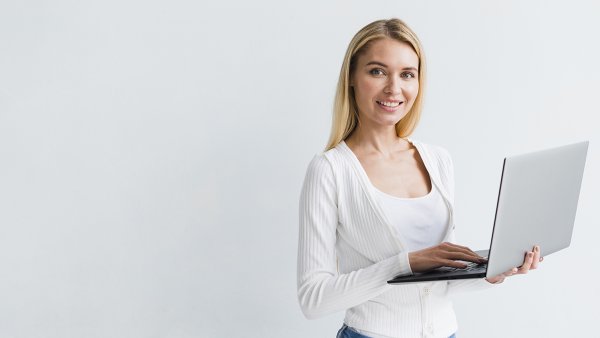 Человек с ноутбуком