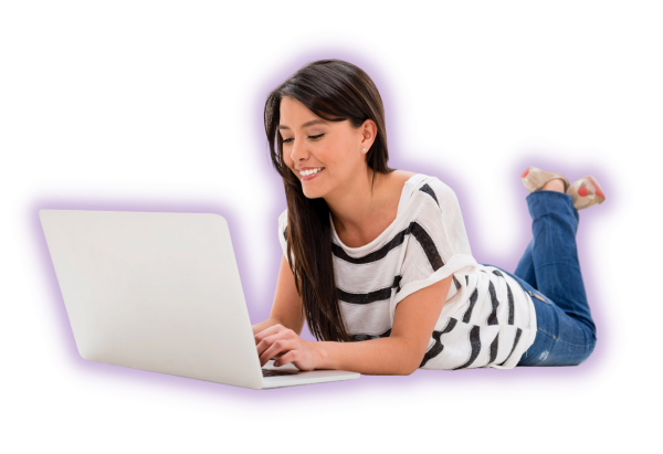 Девушка за ноутбуком