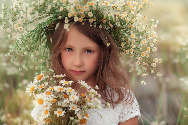 Девочка в ромашках