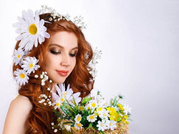 Девушка с ромашками