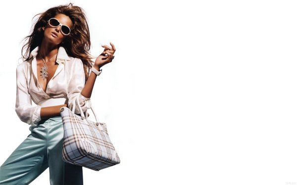 Стильная девушка с сумкой