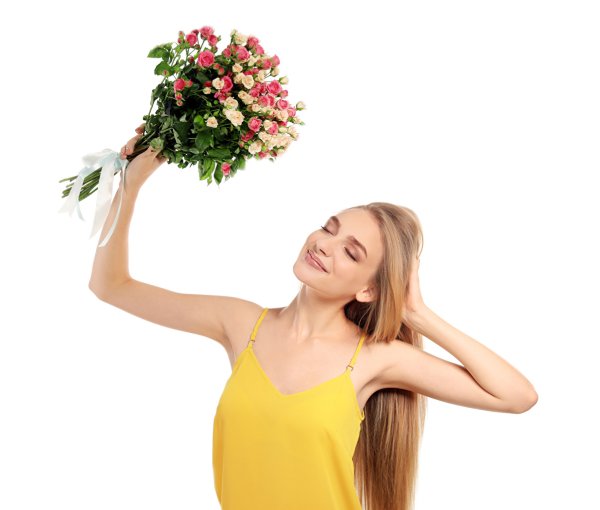 Счастливая девушка с букетом