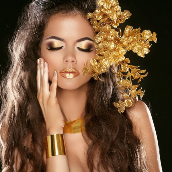 Девушка в золотом