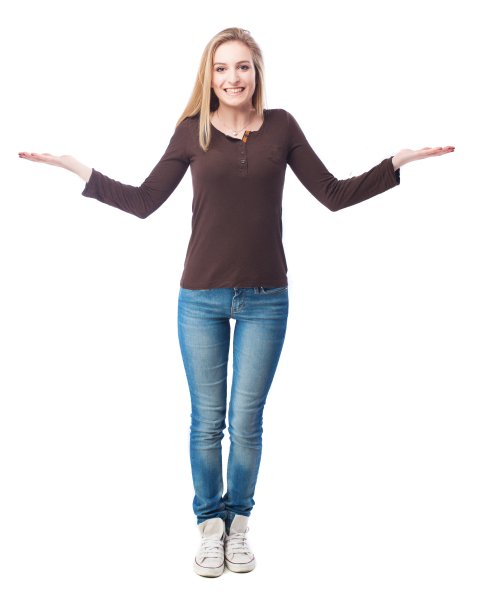 Женщина стоит в полный рост