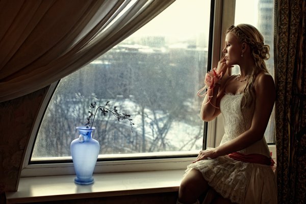 Девушка у окна