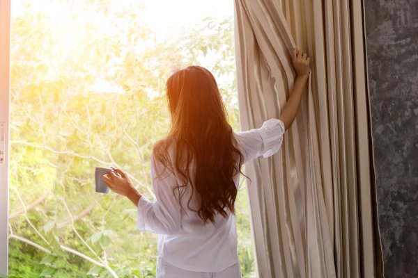 Девушка у окна