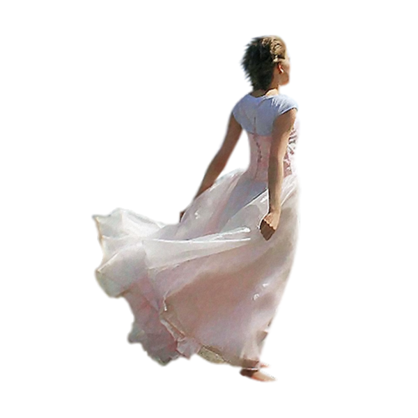 Девушка в летящем платье