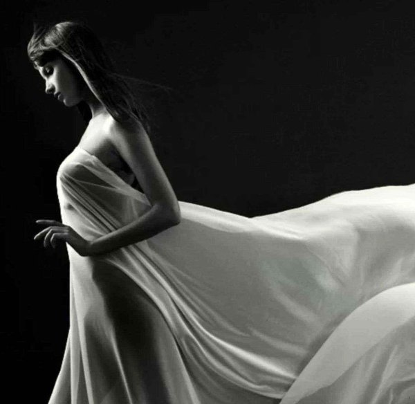 Девушка в простыне