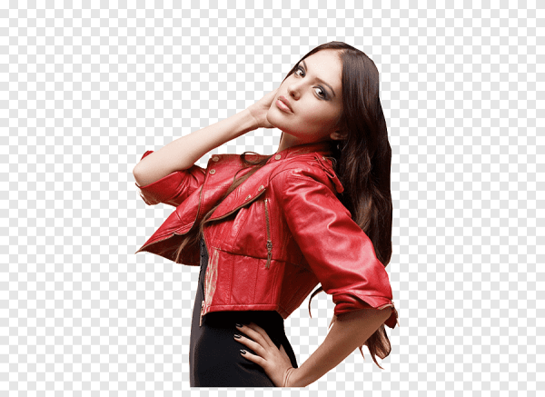 Девушка в кожаной куртке на белом фоне