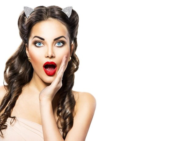 Красивая девушка удивляется