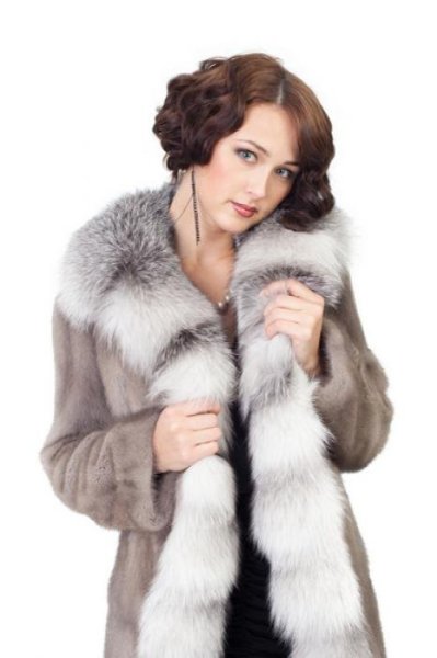 Меховые женские шубы на прозрачном фоне