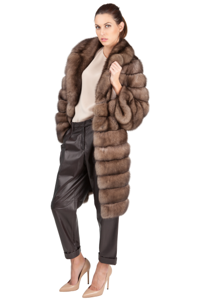 Девушка в шубе в полный рост