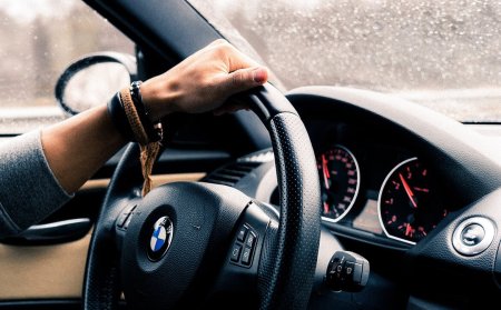 За рулем БМВ