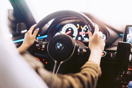 Девушка за рулем BMW