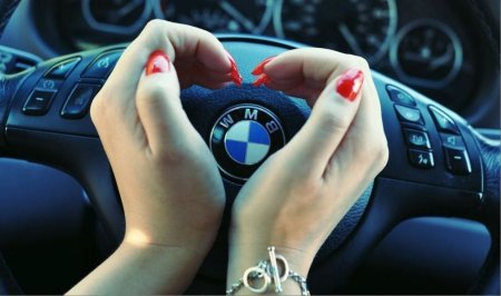 БМВ И рука девушки